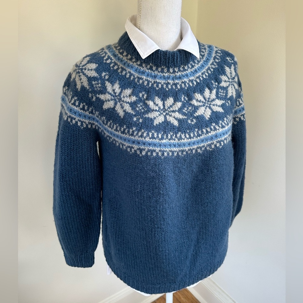 Hand Knit Wool Fair Isle Blue Snowflake Sweater size Medium